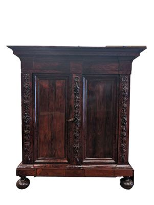 Armoire ouvrant par deux portes en placage de palissandre à décor scul