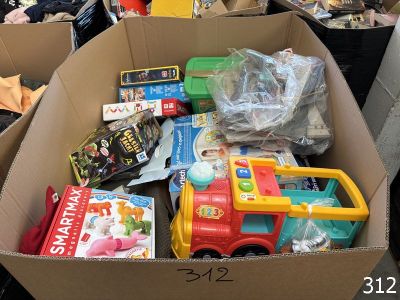 une boîte en carton remplie de jouets et d'autres objets