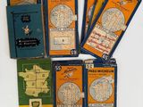 Plusieurs cartes du monde sont exposées sur une surface blanche