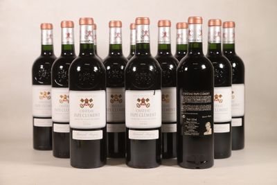 six bouteilles de vin sont alignées sur une table