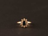 bague en or ornée d'un saphir bleu et de diamants blancs