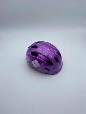 Un lot de 7 casques de vélo composé de :