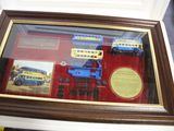 une photo d'une photo représentant un train miniature dans une vitrine