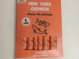 un gros plan sur un paquet de mini-tubes posé sur une table