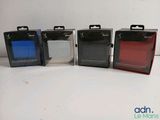 quatre boîtes de manettes Nintendo Wii posées sur une table blanche