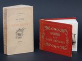 deux livres sont posés l'un à côté de l'autre sur une table