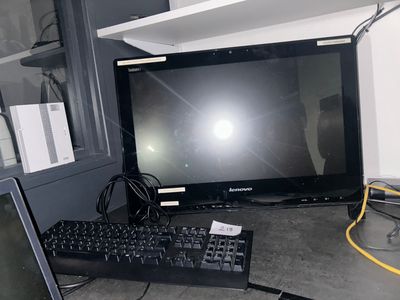 un écran d'ordinateur et un clavier sur un bureau dans une pièce
