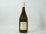 une bouteille de vin posée sur une table