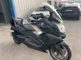 une moto noire garée devant un bâtiment