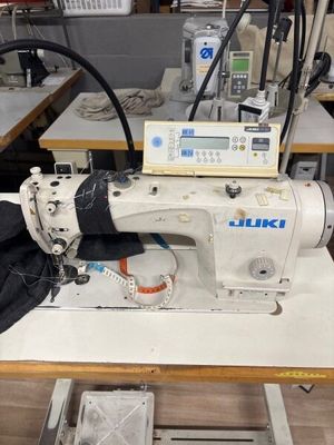 une machine à coudre posée sur une table