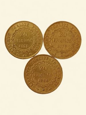 trois pièces d'or, dont l'une porte une couronne et l'autre est ornée d'une couronne