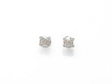 une paire de boucles d'oreilles en diamant sur fond blanc