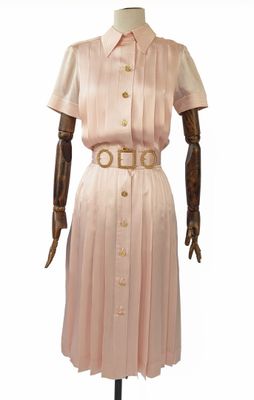 une image d'une robe sur un mannequin