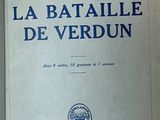 un vieux livre avec des inscriptions bleues, posé sur une table