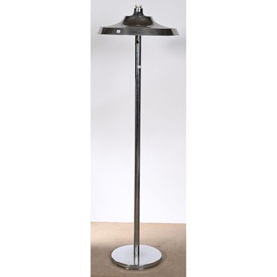 une lampe noire posée sur un pied en métal, avec un fond blanc