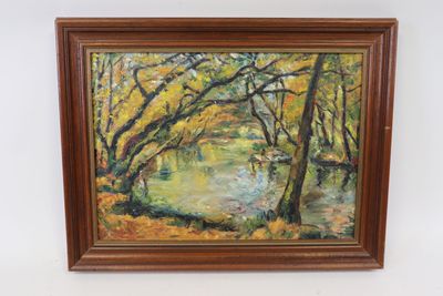 une peinture à l'huile représentant une rivière au milieu d'un paysage boisé, avec des arbres