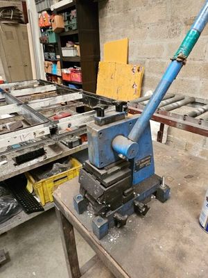 une machine posée sur une table dans une pièce