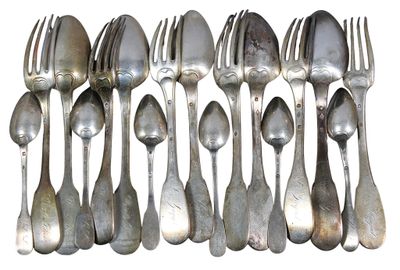 de nombreuses cuillères et fourchettes en argent sur fond blanc