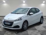 la voiture blanche est garée sur un sol en damier dans le garage