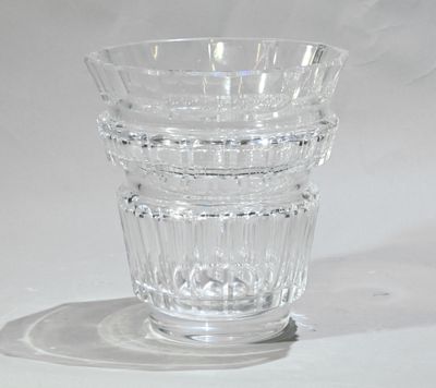 un vase en verre transparent posé sur une table blanche
