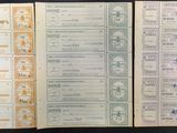 trois types différents de billets de banque posés sur une table noire