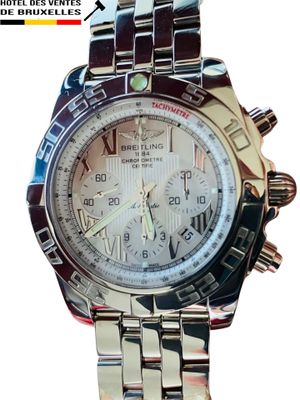 gros plan d'une montre sur fond blanc