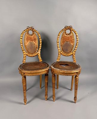 paire de chaises d'appoint à dossier en rotin de style Louis XVI