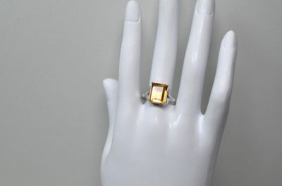 une photo d'une bague en or à la main d'un mannequin