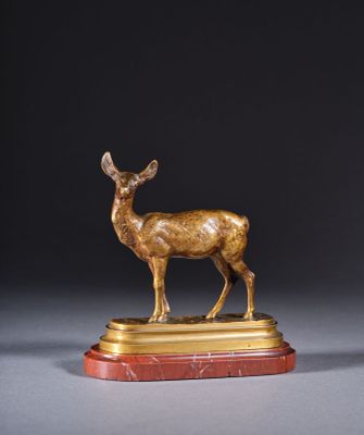 statue en bronze représentant un cerf debout sur un socle en marbre