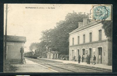 une vieille photo d'un train qui arrive sur les rails