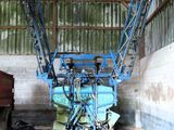 une grue bleue perchée sur un immeuble