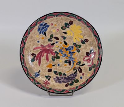 l'image d'une assiette décorative ornée de fleurs