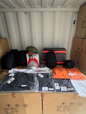 plusieurs sacs posés sur une boîte