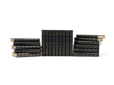 six livres empilés les uns sur les autres sur une surface blanche