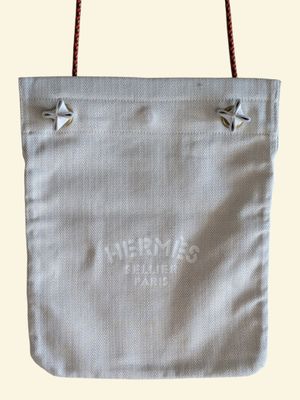 un gros plan sur un sac blanc suspendu à une corde