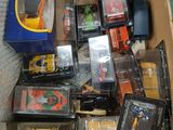 une boîte remplie de jouets et d'autres objets