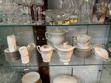 une vitrine en verre remplie de vaisselle