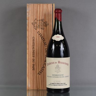 une bouteille de vin posée à côté d'une caisse en bois