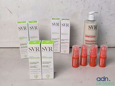 un lot de quatre flacons de soins pour la peau disposés les uns à côté des autres