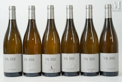 six bouteilles de vin sont alignées sur une table