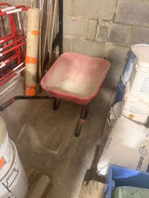 une brouette rouge et une charrette rouge dans un garage
