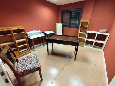 une image d'une pièce avec un bureau et une chaise