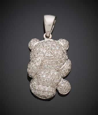 Pendentif ours en peluche plaqué argent, orné de cristaux transparents sur fond noir