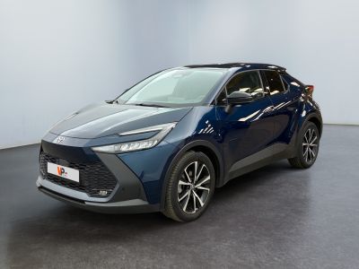 Une Toyota C-HR bleue est garée dans une grande pièce