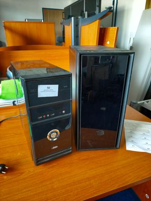 deux ordinateurs posés sur un bureau en bois dans une pièce