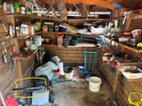 un garage rempli d'outils et de bric-à-brac