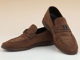 mocassins en daim marron pour homme, avec un monogramme sur le devant
