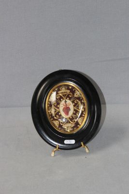 une horloge noire et or posée sur une table