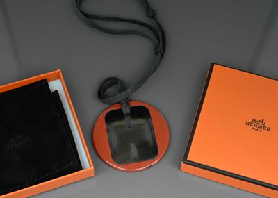 Hermès Paris - Pendentif en corne ajourée et laque brique, c…