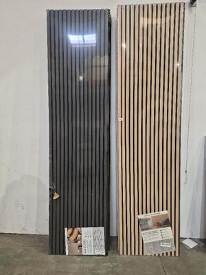 deux portes situées l'une à côté de l'autre dans une pièce